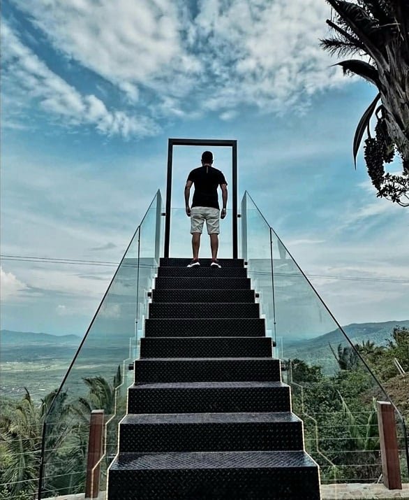 A ideia da escada veio de um parque no México. Ela pode ser acessada gratuitamente por quem compra o ingresso do day use ou está hospedado no sítio.