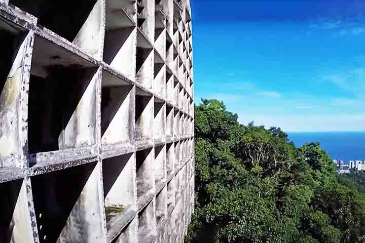 Projetado em 1953 para ser um símbolo de luxo, o empreendimento faliu nos anos 1970 após diversas crises financeiras.