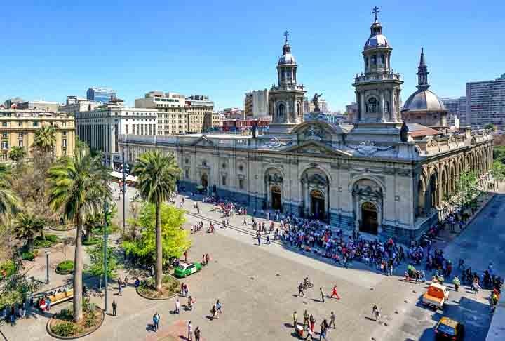 A belíssima Catedral Metropolitana de Santiago compõe a paisagem da própria Plaza de Armas. Após cinco reconstruções por causa de incêndios e terremotos, o local é um convite à admiração da arte sacra e à meditação.-Flickr/Steynard