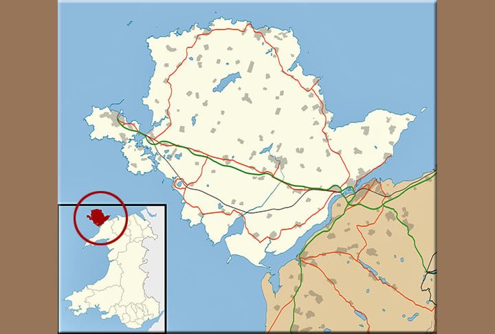 Anglesey, onde está Llanfairpwllgwyngyllgogerychwyrndrobwllllantysiliogogogoch, fica na parte de cima, separado do continente.