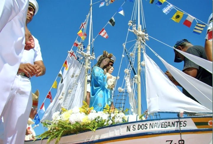 O sincretismo religioso é um fenômeno cultural e espiritual em que diferentes tradições religiosas, crenças e práticas são combinadas ou fundidas, muitas vezes resultando em uma nova expressão religiosa ou sistema de crenças. -Reprodução