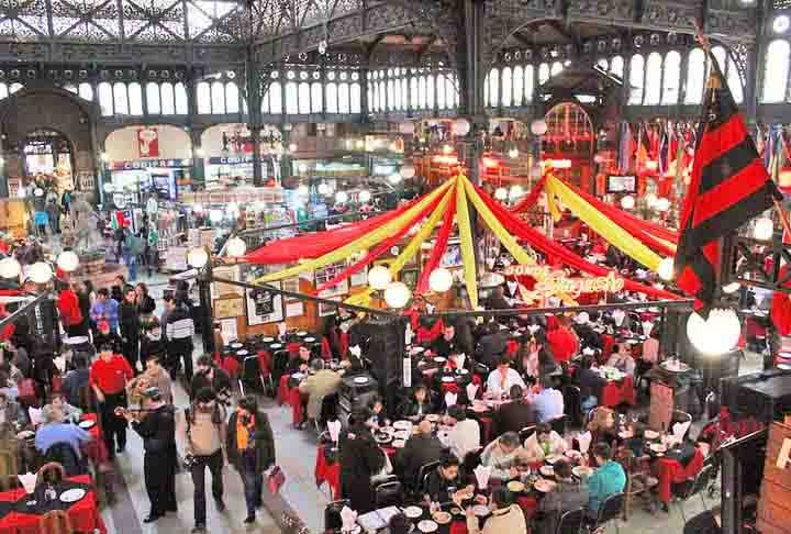 Encerramos nossa passagem por Santiago passando pelo Mercado Central. Eleito o 5º melhor do mundo pela revista National Geographic, em 2012, o mercado é o local para comprar lembrancinhas, almoçar e aproveitar a oferta de pescados. -Flickr/@Zarman2012