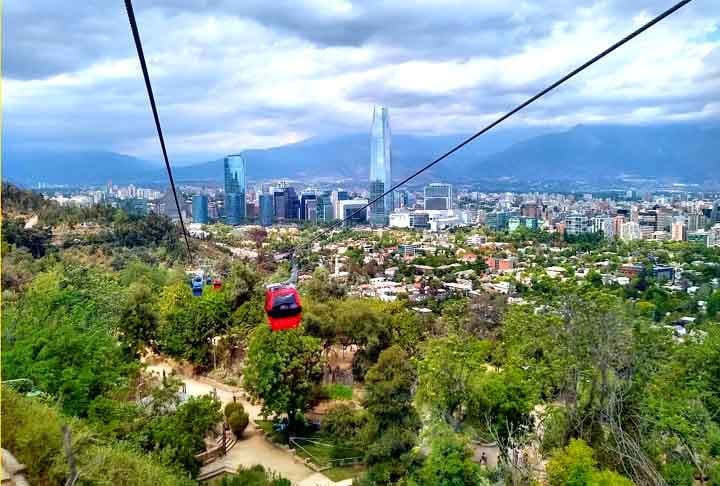 Para os "aventureiros", o Cerro San Cristóbal - segundo ponto mais alto de Santiago - é um baita passeio. Um teleférico leva ao topo, onde fica o Santuário Imaculada Conceição. A vista da capital chilena tem a Cordilheira dos Andes emoldurando a paisagem.-Flickr/Alejandra Lago