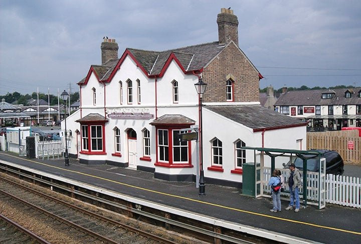 E então: Visitaria Llanfairpwllgwyngyllgogerychwyrndrobwllllantysiliogogogoch?  No Google, dá pra ouvir a pronúncia... Quem se arrisca a falar? 