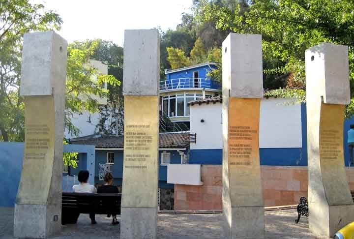 Perto do Cerro San Cristobal, a Casa Museo La Chascona é atração por ter sido um dos lugares onde viveu o poeta chileno Pablo Neruda. Lá estão preservados ambientes originais, e o turista conta com áudio-guia em diversos idiomas sobre cada local.-Flickr/Will Russell