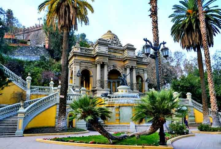 O Cerro Santa Lucía é outro ponto legal de Santiago. Subindo a pé, o turista  observa monumentos que representam o estilo de vida da elite chilena no século XIX. E, lá no alto, a vista panorâmica da cidade e da Cordilheira compensam o esforço.- Flickr/Francisco Anzola
