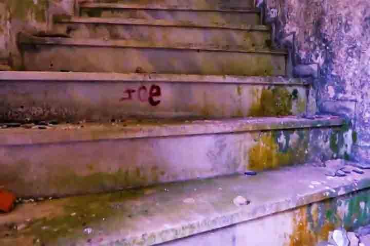 Muita gente se aventura a subir os 270 degraus do prédio, apesar dos perigos e do acesso restrito.