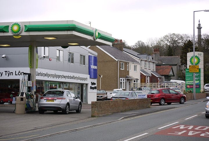 Nos sinais das estradas, a localidade é assinalada 'apenas' como Llanfairpwllgwyngyll. Para facilitar...