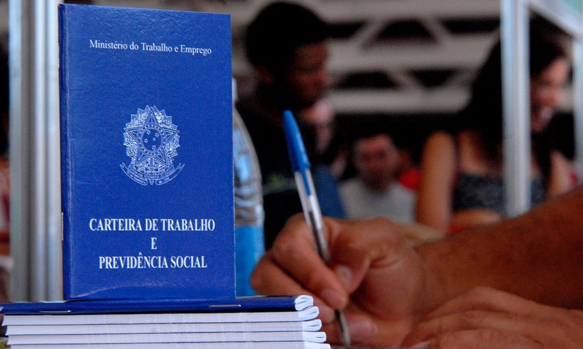 Carteiras de trabalho empilhadas; índice de desemprego no Brasil vem surpreendendo, embora país enfrente crise econômica -  (crédito: Marcello Casal Jr/ABr)