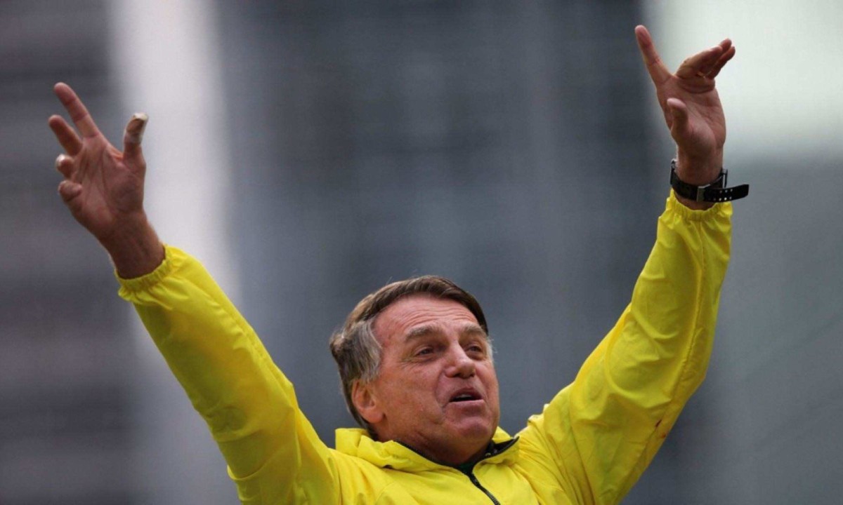 Jair Bolsonaro ergue os braÃ§os em ato na Avenida Paulista, em SÃ£o Paulo (SP) pela anistia dos envolvidos no ato antidemocrÃ¡tico de 8 de janeiro de 2023 -  (crédito: Miguel SCHINCARIOL / AFP)