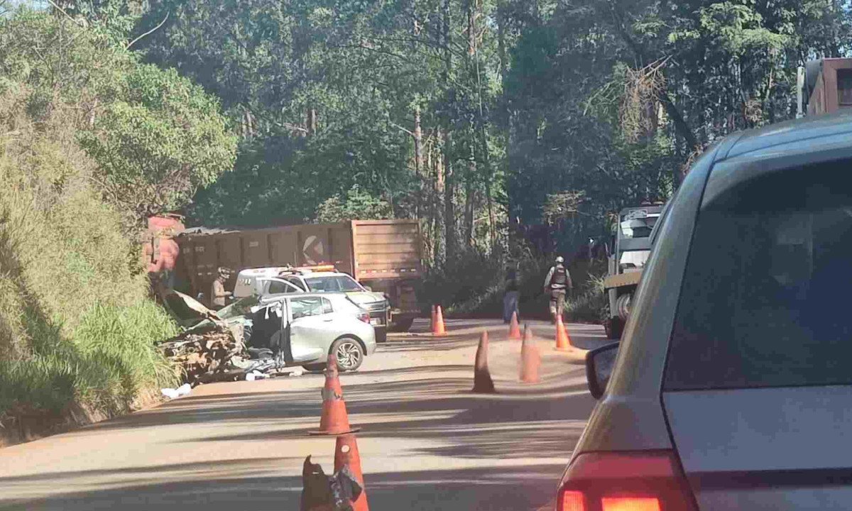Acidente entre carro e carreta carregada com minério complica trânsito na BR-356 -  (crédito: Imagem cedida ao Estado de Minas)