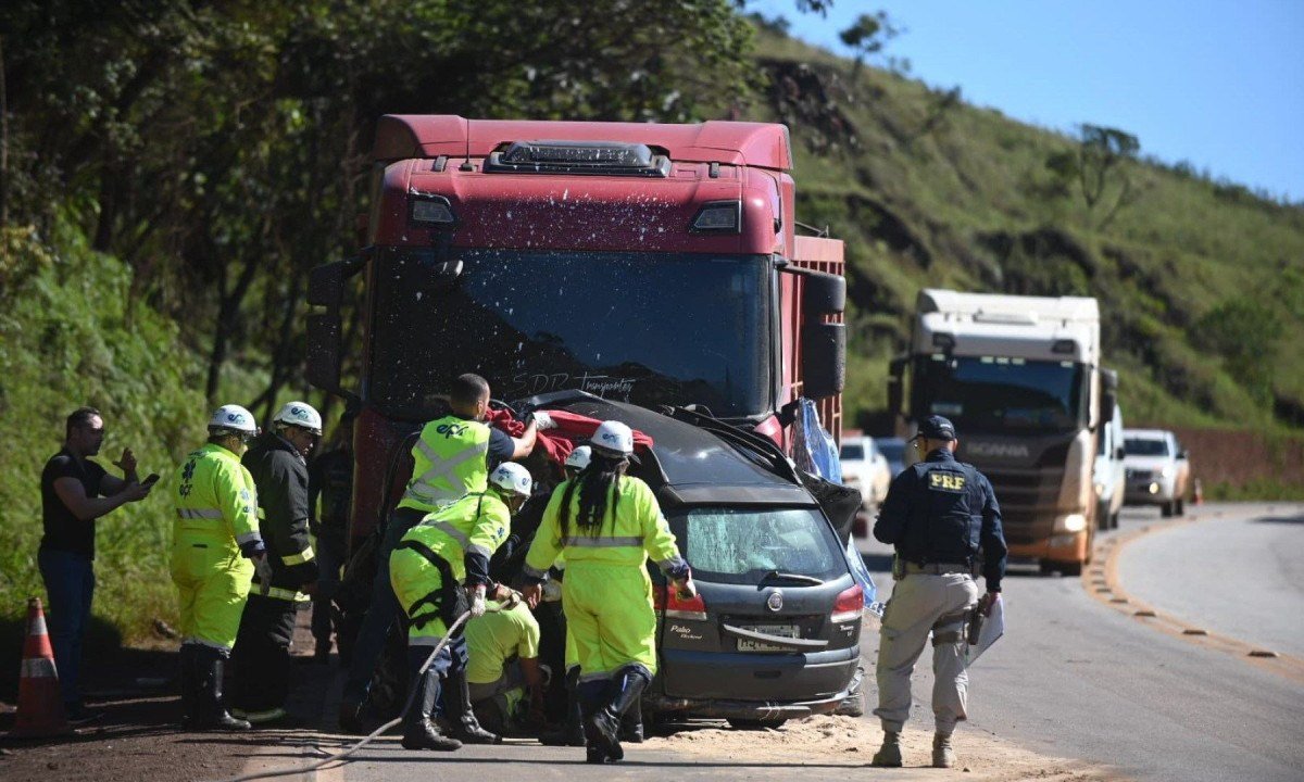 Três pessoas morreram em um acidente entre carro e caminhão na BR-040 -  (crédito: Leandro Couri/E.M./D.A. Press)