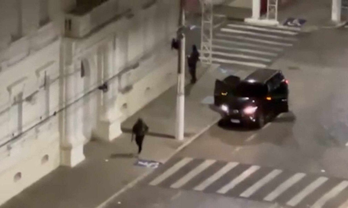 Ataque de criminosos a banco Caixa, quartel da PM e Guarda Municipal de Guaxupé, no Sul de Minas  -  (crédito: Reprodução/ Redes Sociais )