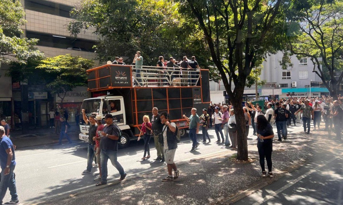 Os servidores se reuniram a partir das 9h, na Pra&ccedil;a Sete, em Belo Horizonte -  (crédito: Credito:Silvia Pires/EM/DA.Press)