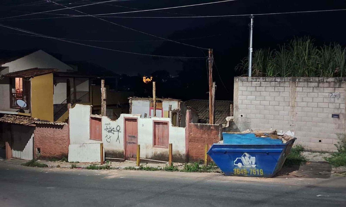 Casa em demolição fica localizada em uma das áreas de proteção do centro hitórico de Santa Luzia -  (crédito: Divulgação/Movimento Salve Santa Luzia)