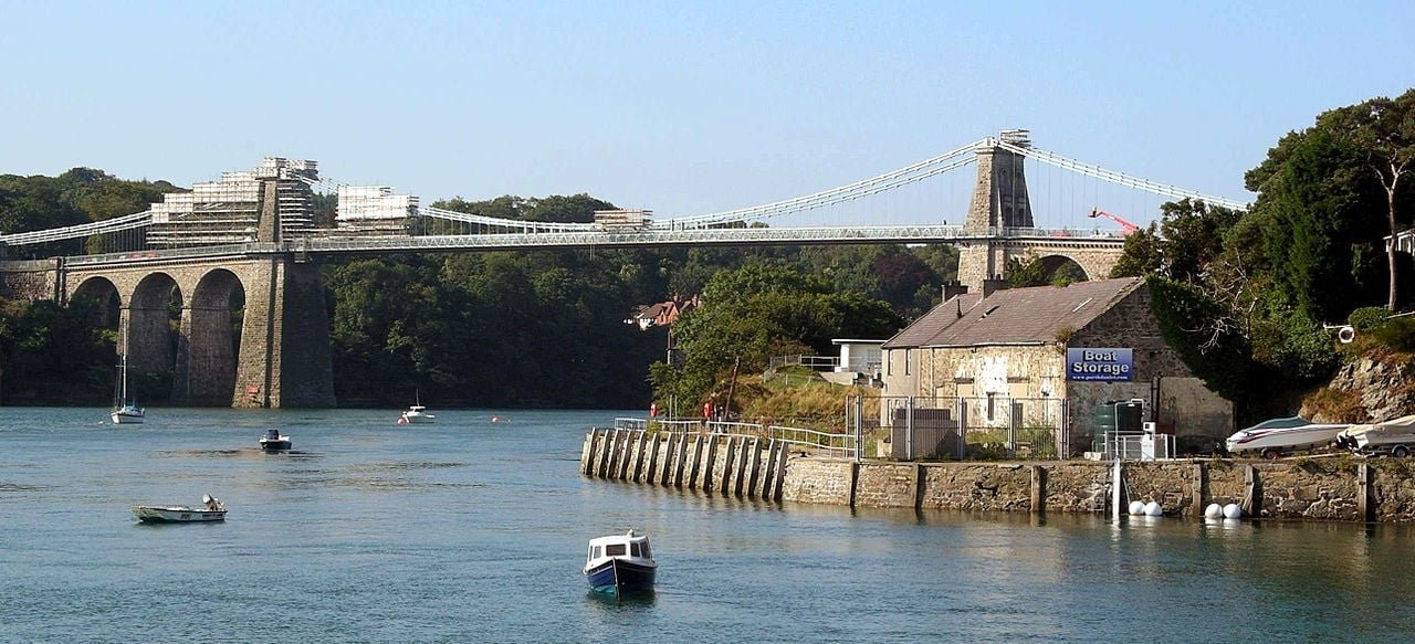 A vila foi ligada ao resto do País de Gales, no ano de 1826,  pela construção da ponte suspensa de Menai