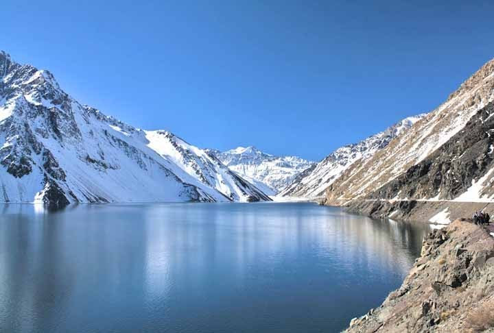 A cerca de 100 km da capital, o Cajón del Maipo é um cânion na região metropolitana de Santiago. Sua principal paisagem é o Embalse el Yeso, um grande lago cercado pelos Andes, com tons de azul e verde, montanhas branquinhas (dependendo da estação da visita) ou com resquícios do inverno no cume.-Flickr/Veronica H
