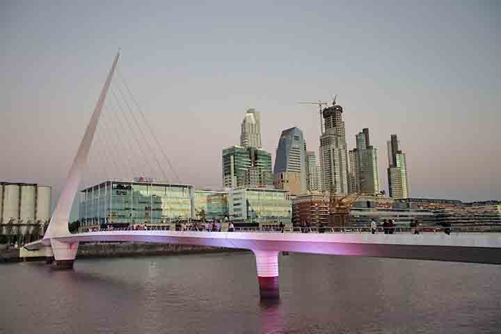 O bairro de Puerto Madero, área portuária revitalizada e com ares sofisticados, com restaurantes e arranha-céus comerciais, também atrai turistas.