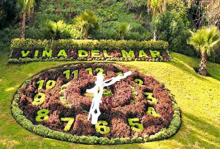 Já na famosa Viña del Mar, o turista pode tirar fotos no Relógio de Flores. Aos pés do Cerro Castillo e próximo à praia Caleta Abarca, o relógio foi inaugurado para a Copa do Mundo de 1962, fica florido o ano todo e funciona de verdade!-Flickr/Parchen