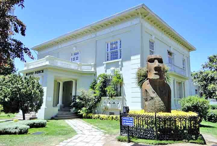 Ainda em Viña del Mar, o Museu Fonck tem um rico acervo com as culturas Rapa Nui, andina e do Chile continental, com objetos arqueológicos e etnográficos. Um Moai trazido diretamente da Ilha de Páscoa está na entrada do museu.-Flickr/delorme rodrigues
