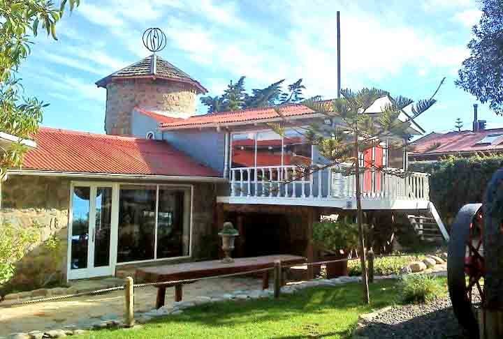 Já em El Quisco, fica a Casa Museo Isla Negra, também de Pablo Neruda, onde o poeta passou seus últimos dias de vida. Considerada a mais bela das três casas de Neruda, Isla Negra tem vista para o oceano de todos os pontos da residência.-Solange Muñoz G/Wikimédia Commons