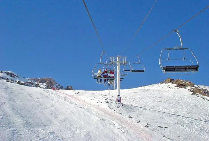 Ainda na neve, no caminho do Valle Nevado, existem as estações Farellones, La Parva e El Colorado, que proporcionam ao turista uma brincadeira mais leve na neve, com pistas menos radicais. -Flickr/Blog CochaJoven