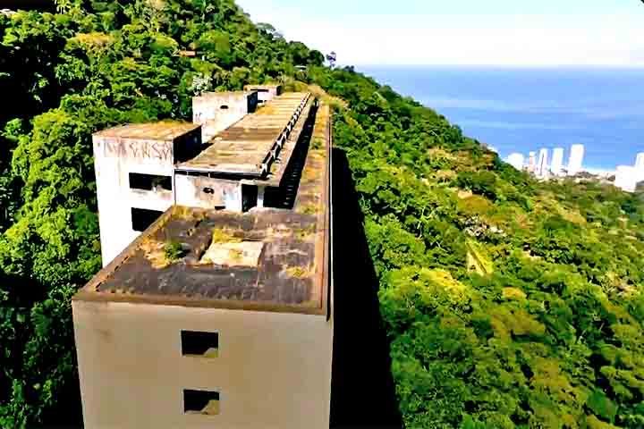 Enquanto isso, o prÃ©dio segue como uma figura emblemÃ¡tica e curiosa da paisagem carioca. Sua atmosfera enigmÃ¡tica e visual cinematogrÃ¡fico jÃ¡ serviram de cenÃ¡rio para videoclipes, ensaios fotogrÃ¡ficos e campanhas publicitÃ¡rias.