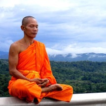 Autoconhecimento: a espiritualidade na jornada de descoberta pessoal - Phra Ajan Jerapunyo - Wikimédia Commons