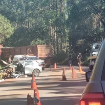 Acidente com carro e carreta fecha BR-356 em Itabirito - Imagem cedida ao Estado de Minas