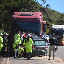 Batida entre carro e caminhão mata três pessoas na BR-040