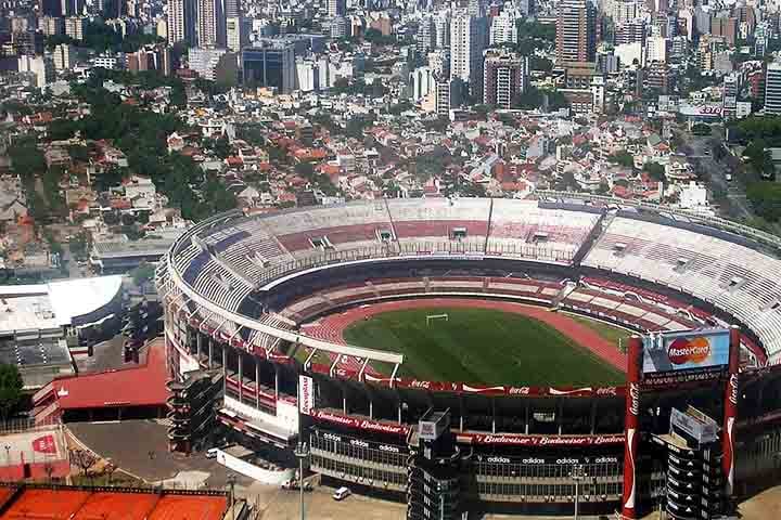 O futebol pulsa em Buenos Aires. A cidade é uma das mais fartas em clubes de futebol. Além do Boca Juniors, lá estão outros campeões da Copa Libertadores: River Plate, San Lorenzo, Argentinos Juniors, Racing e Vélez Sarsfield. 
