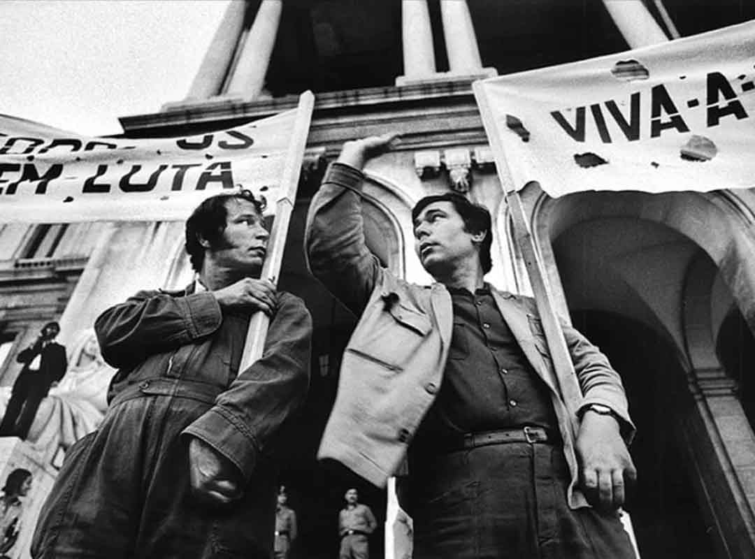 A Revolução dos Cravos, finalmente, resultou na libertação de presos políticos, na volta de exilados e na nacionalização de bancos e empresas, causando um êxodo de empresários para o Brasil e a África.-Instagram @sebastiaosalgadooficial