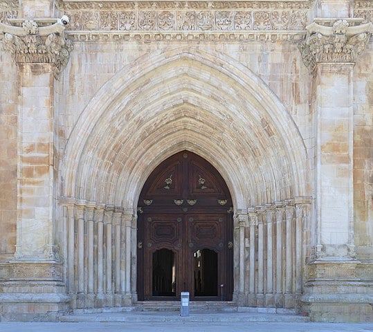 Em 1863, os monges abandonaram o mosteiro por ordem da monarquia, que suprimiu as ordens religiosas no país. O mosteiro tinha um sistema de abastecimento de água proveniente do rio Alcoa, que foi feito pelos próprios monges. -Alvesgaspar wikimedia commons 