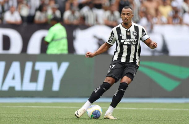 FREITAS - Proporcionou ao Carabobo uma oportunidade real ao tocar errado Roubou algumas bolas, mas está longe do futebol de 2024. Saiu, no segundo tempo, para a entrada de De Paula - NOTA 5,0 - Foto: Vitor Silva/Botafogo