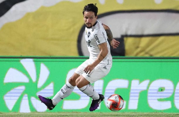 ARTUR - Apenas regular. Quase provoca um gol contra da defesa rival com um cruzamento na medida. Em contrapartida, teve sua chance e desperdiçou - NOTA 6,0 - Foto: Vitor Silva/Botafogo