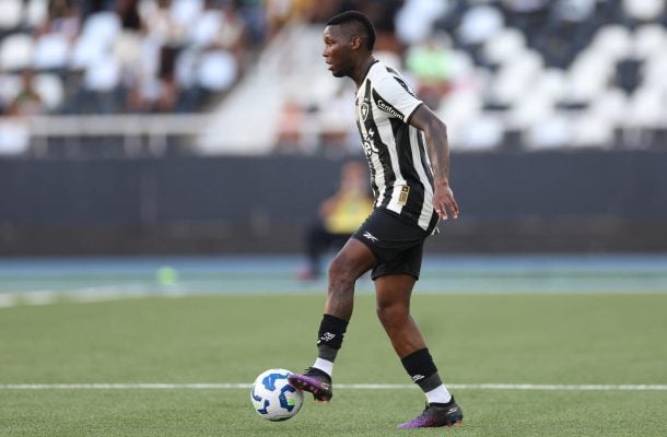 DE PAULA - Tirou o Botafogo da inércia. Dois chutes e um na gaveta, em cobrança de falta de quem sabe. Pegou a bola e resolveu. O homem do jogo e artilheiro do Glorioso em 2025 - NOTA: 7,5 - Foto: Vitor Silva/Botafogo