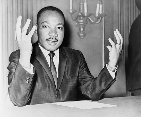 Em 4/4/1968, King estava na varanda do hotel quando foi baleado por James Earl Ray, condenado a 100 anos de prisão pelo crime. Em 1999, autoridades concluíram que o assassinato foi planejado por membros da máfia e do governo americano. -Domínio público 