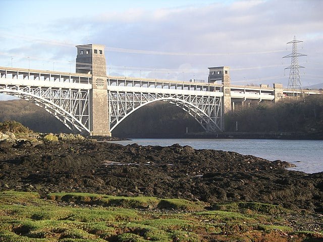 Em 1850, a construÃ§Ã£o da ponte Britannia e da linha ferroviÃ¡ria do norte de Gales facilitou o acesso Ã  capital inglesa, Londres, que fica a 431 km de distÃ¢ncia.