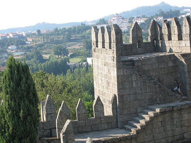 No Castelo de Guimarães, nasceu o primeiro Rei de Portugal, Dom Afonso Henriques (1109-1185), chamado de "O Conquistador". A pia usada em seu batismo fica numa capela no castelo. Turistas adoram subir as escadarias nas torres do século X (foto). -Béria L. Rodriguez wikimedia commons 