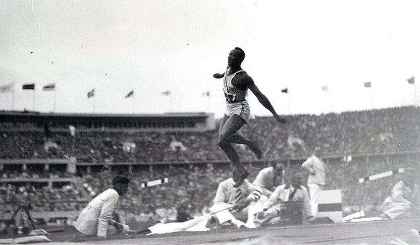 Jesse Owens (1913-1980) - Atleta americano, ganhou o Ouro Olímpico em 100m rasos, 200m rasos, 4 x 100m rasos e salto em distância, em 1936, em plena Alemanha Nazista. Sua vitória aconteceu diante do olhar enfurecido de Hitler, que cuspia discursos sobre a suposta supremacia ariana.-Domínio Público