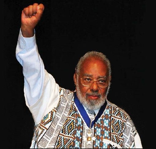 Durante o regime militar, passou 13 anos exilado no exterior. Ao voltar, ingressou na vida política. Foi senador pelo PDT e colaborou com o Movimento Negro Unificado (1978). Como deputado, tornou o 20 de novembro dia oficial da Consciência Negra, em São Paulo (2006). Morreu aos 97 anos de insuficiência cardíaca. -Reprodução do site al.se.leg.br