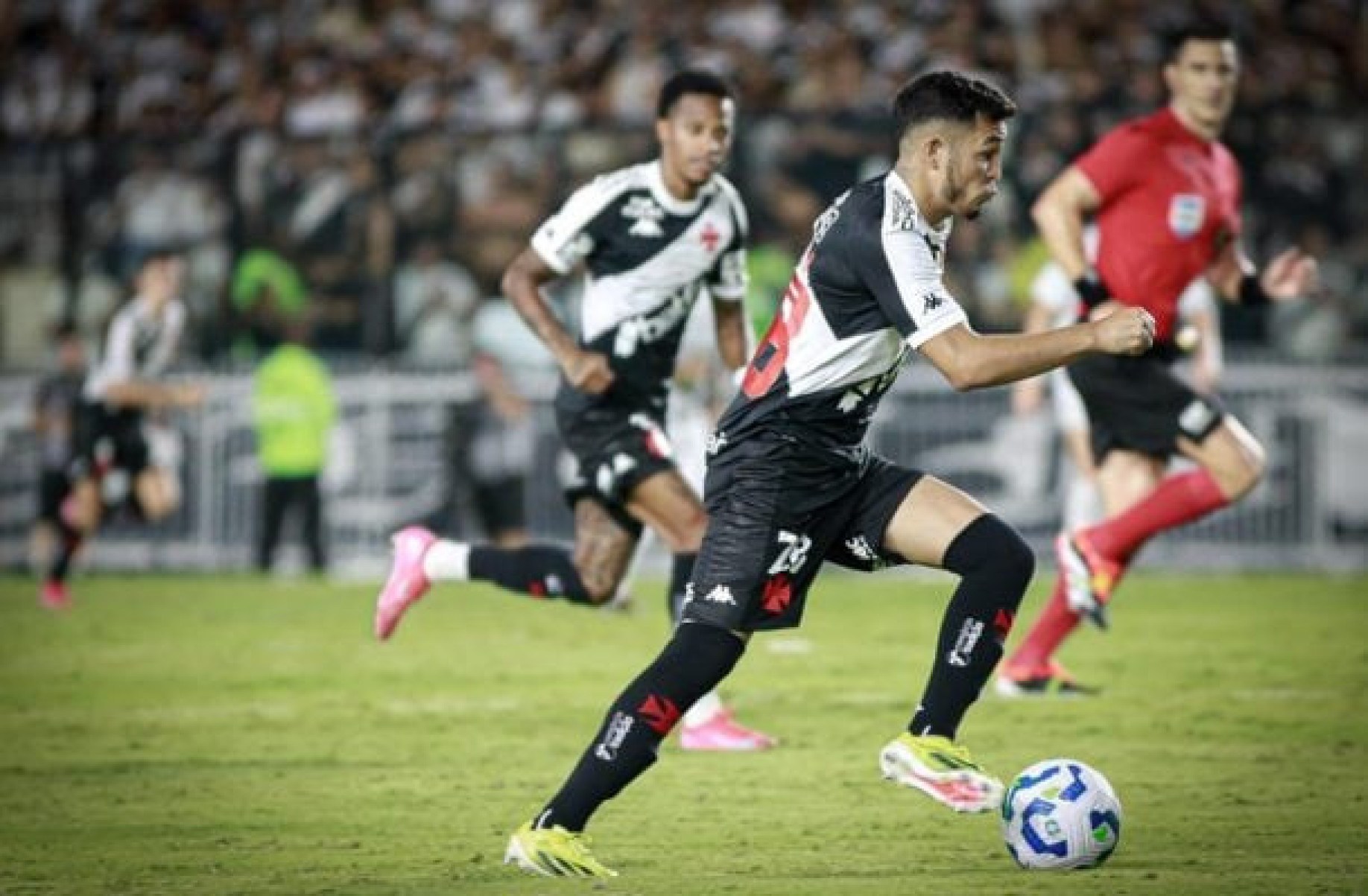 Vasco tem desfalque de Adson; Jair fica fora por opção