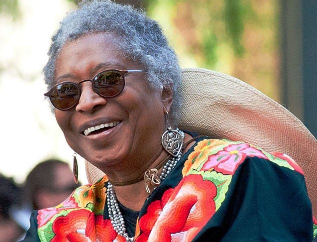  Alice Walker - Escritora americana, nascida em 9/2/1944, é uma das vozes mais ativas na luta contra a discriminação. Penou para estudar por causa da segregação. Ganhou o Prêmio Pulitzer (1983) pelo livro "A Cor Púrpura", que inspirou o filme homônimo, de Steven Spielberg, estrelado por Whoopi Goldberg.-Reprodução do site blog.oup.com