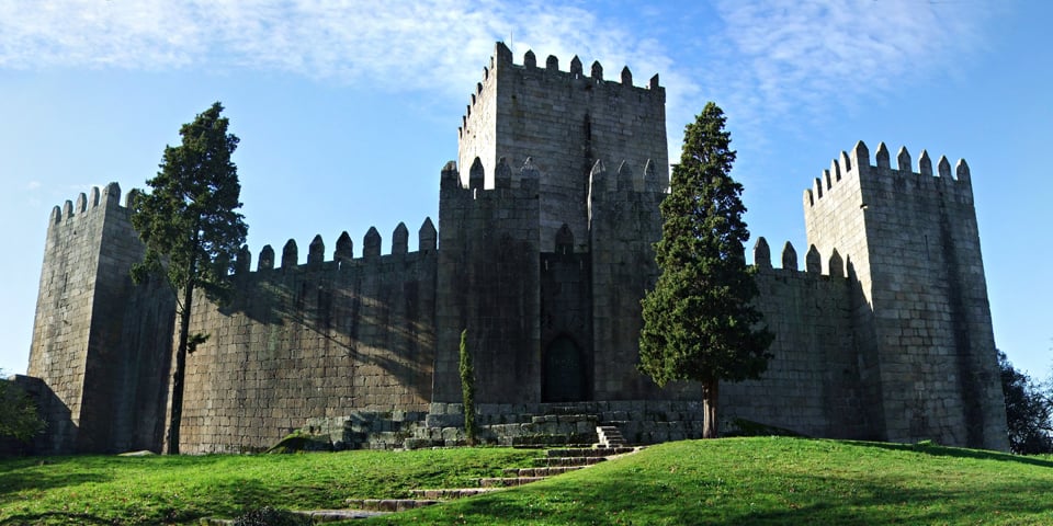 Castelo de Guimarães - Construído em 958, fica na freguesia de Oliveira do Castelo, em Guimarães. Foi usado nas lutas pela independência de Portugal e é chamado de "berço da nacionalidade". -Filipe Fortes - Wikimédia Commons