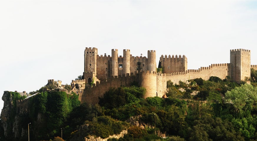 Castelo de Óbidos - Fica na freguesia de Santa Maria, em Óbidos, e foi construído entre os séculos XII e XIII, 79 metros acima do nível do mar. Tem estilo arquitetônico que mistura românico, gótico, manuelino e barroco. -Alves Gaspar - Wikimédia Commons