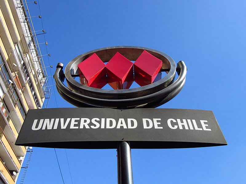 A instituição, localizada na capital Santiago, teve importância em setores de infraestrutura, produção e direito da sociedade chilena. Além disso, é considerada um patrimônio arquitetônico do país.
-Felipe Restrepo Acosta/Wikimedia Commons