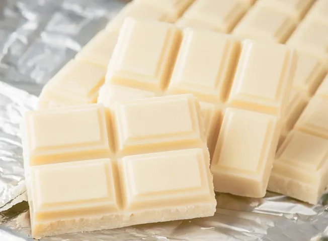 Não é chocolate: Adorado por alguns e odiado por muitos, o chocolate branco na verdade não é considerado chocolate. Isso porque ele contém apenas manteiga de cacau, açúcar e leite, ou seja, não leva cacau em sua receita.-wikimedia creative commons