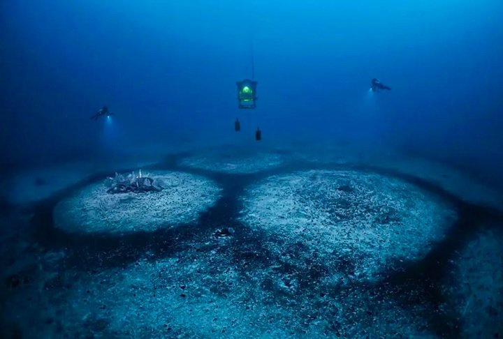 Essas estruturas, com cerca de 20 metros de diâmetro, são compostas por algas calcárias milenares (rodolitos) e datam de aproximadamente 21.000 anos, remontando à última era glacial.