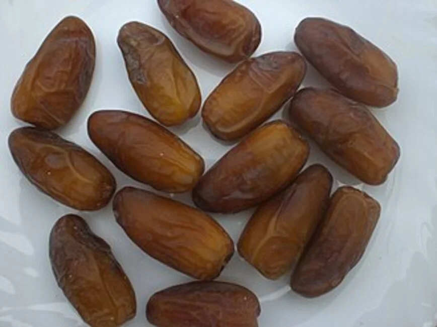 2. Deglet Nour: Nativa da Argélia, é uma das variedades de tâmaras mais consumidas no Norte de África. São pequenas, de cor âmbar, com carne quase translúcida e sabor doce, de nozes e caramelo. Também é cultivada em Israel e nos EUA, para onde foi levada no início do século XX. Consumida pura ou no chá ou café, saladas, doces e biscoitos.