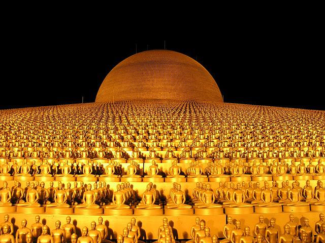A festa da iluminação de Buda, também conhecida como Vesak, é uma das datas mais importantes do calendário budista. Entre 1º e 8 de  dezembro, os budistas celebram a iluminação de Sidarta Gautama em vários templos espalhados pelo país. 